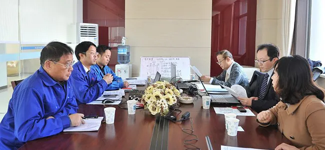 Thảo luận kỹ thuật với khách hàng tại cơ sở sản xuất